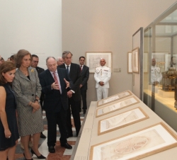 Doña Sofía atiende a las explicaciones del comisario de la exposición, Fernando Checa, en presencia de la vicepresidenta del Gobierno y Ministra de la